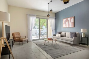 Una televisión, un reproductor estéreo