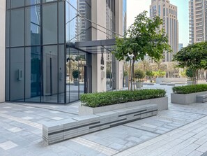 Exterior detail - Blueground | Downtown Dubai, pool, nr Burj Khalifa (Dubai)