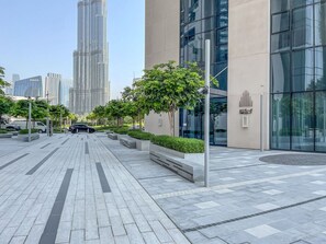 Property grounds - Blueground | Downtown Dubai, pool, nr Burj Khalifa (Dubai)