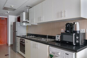 Fridge, microwave, oven, stovetop - Blueground | DIFC, shared pool, nr Dubai Mall (Dubai)