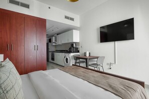Iron/ironing board, WiFi, bed sheets - Blueground | DIFC, shared pool, nr Dubai Mall (Dubai)