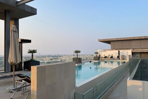 Pool - Blueground | City Walk, pool, nr Burj Khalifa (Dubai)