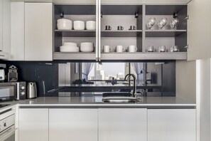 Kjøleskap, mikrobølgeovn, ovn og kokeplater