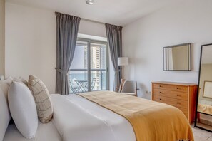 Tabla de planchar con plancha, wifi, ropa de cama