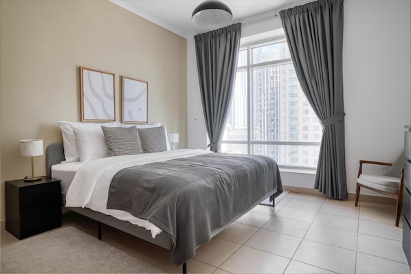 Tabla de planchar con plancha, wifi y ropa de cama 