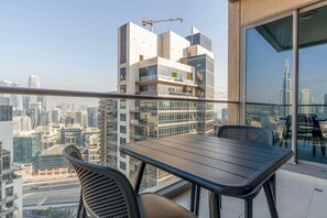 Outdoor dining - Blueground | South Ridge, pool, nr Park (Dubai)