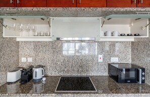 Fridge, microwave, oven, stovetop - Blueground | South Ridge, pool, nr Park (Dubai)