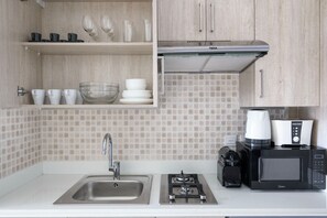 Jääkaappi, mikroaaltouuni, liesi, keittoastiat/astiat/ruokailuvälineet