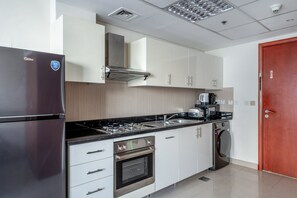 Fridge, microwave, oven, stovetop - Blueground | DIFC, pool, nr Dubai Mall (Dubai)