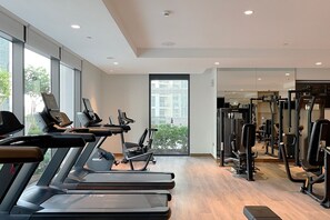 Fitness facility - Blueground | Downtown Dubai, pool, nr Burj Khalifa (Dubai)