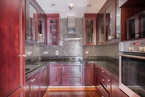 Kjøleskap, mikrobølgeovn, ovn og kokeplater