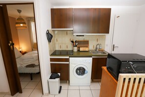Fridge, microwave, oven, coffee/tea maker - St Cyprien beautiful cozy apartment sea view (Saint-Cyprien)