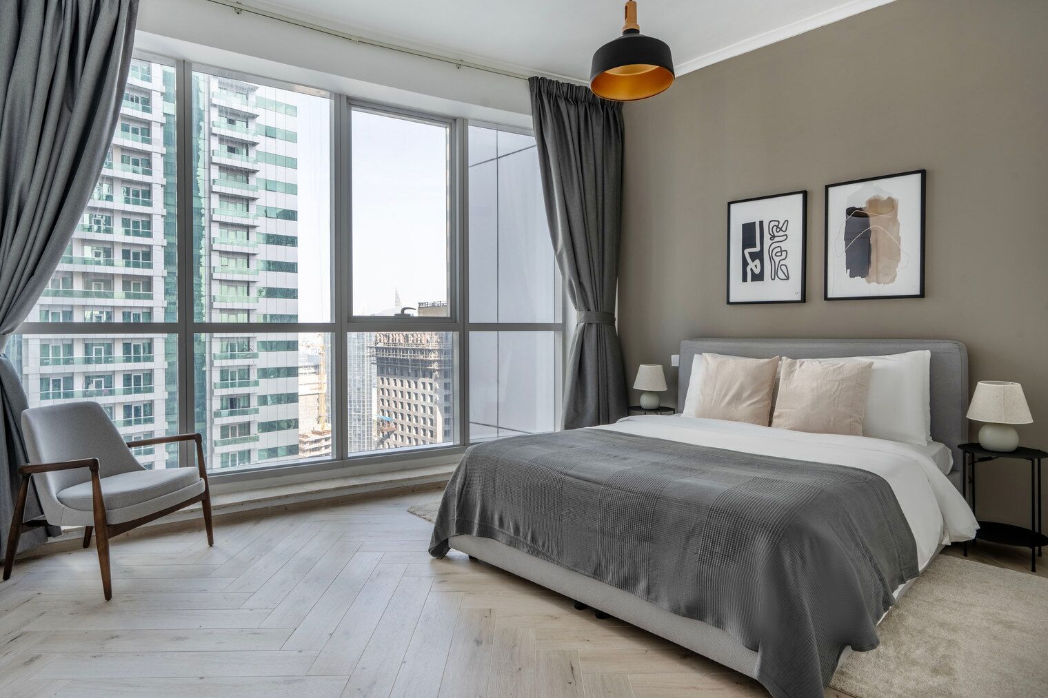 Tabla de planchar con plancha, wifi y ropa de cama 