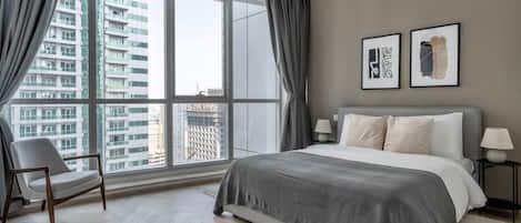 Tabla de planchar con plancha, wifi y ropa de cama