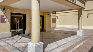 Ein Hotel mit Eingangsbereich, überdachter Terrasse, Zimmernummer 65 und einem Schild mit Zimmer 3.