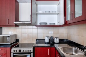 Kühlschrank, Mikrowelle, Ofen, Herdplatte