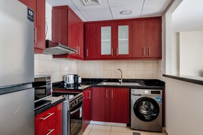 Kjøleskap, mikrobølgeovn, ovn og kokeplater