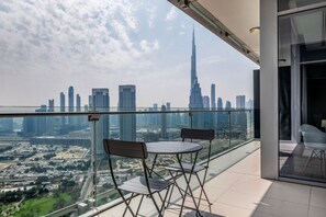 Outdoor dining - Blueground | DIFC, pool, nr Dubai Mall (Dubai)