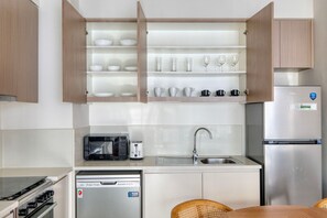 Frigorífico, microondas, horno y placa de cocina