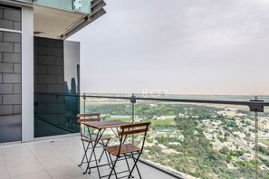 Outdoor dining - Blueground | DIFC, pool, nr Dubai Frame (Dubai)