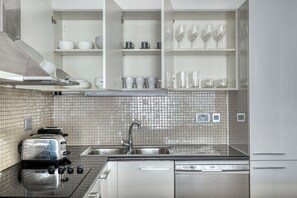 Fridge, microwave, oven, stovetop - Blueground | DIFC, shared pool, nr Dubai Mall (Dubai)