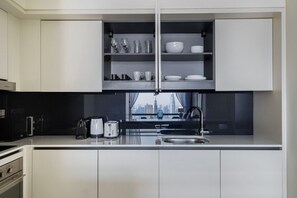 Réfrigérateur, micro-ondes, four, plaque de cuisson