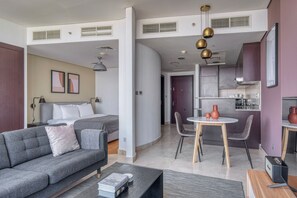 TV, stereo - Blueground | DIFC, rooftop pool, nr Dubai Frame (Dubai)