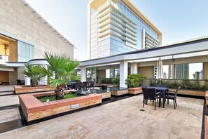 Outdoor dining - Blueground | DIFC, rooftop pool, nr Dubai Frame (Dubai)