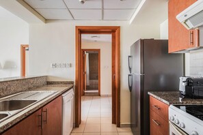 Frigorífico, microondas, horno y placa de cocina