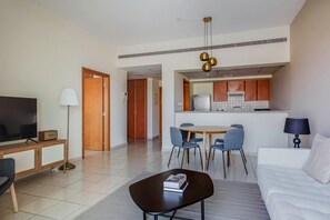 Una televisión, un reproductor estéreo