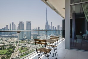 Outdoor dining - Blueground | DIFC, pool, nr Dubai Mall (Dubai)