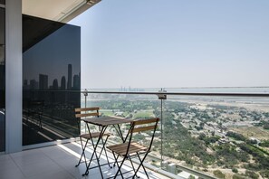 Outdoor dining - Blueground | DIFC, pool, nr Dubai Mall (Dubai)