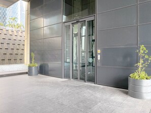 Exterior detail - Blueground | DIFC, pool, nr Dubai Fountain (Dubai)