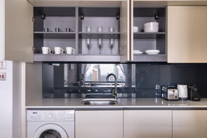 Fridge, microwave, oven, stovetop - Blueground | DIFC, pool, nr Dubai Fountain (Dubai)