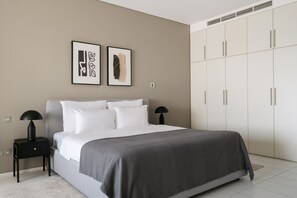 Iron/ironing board, WiFi, bed sheets - Blueground | DIFC, pool, nr Dubai Fountain (Dubai)