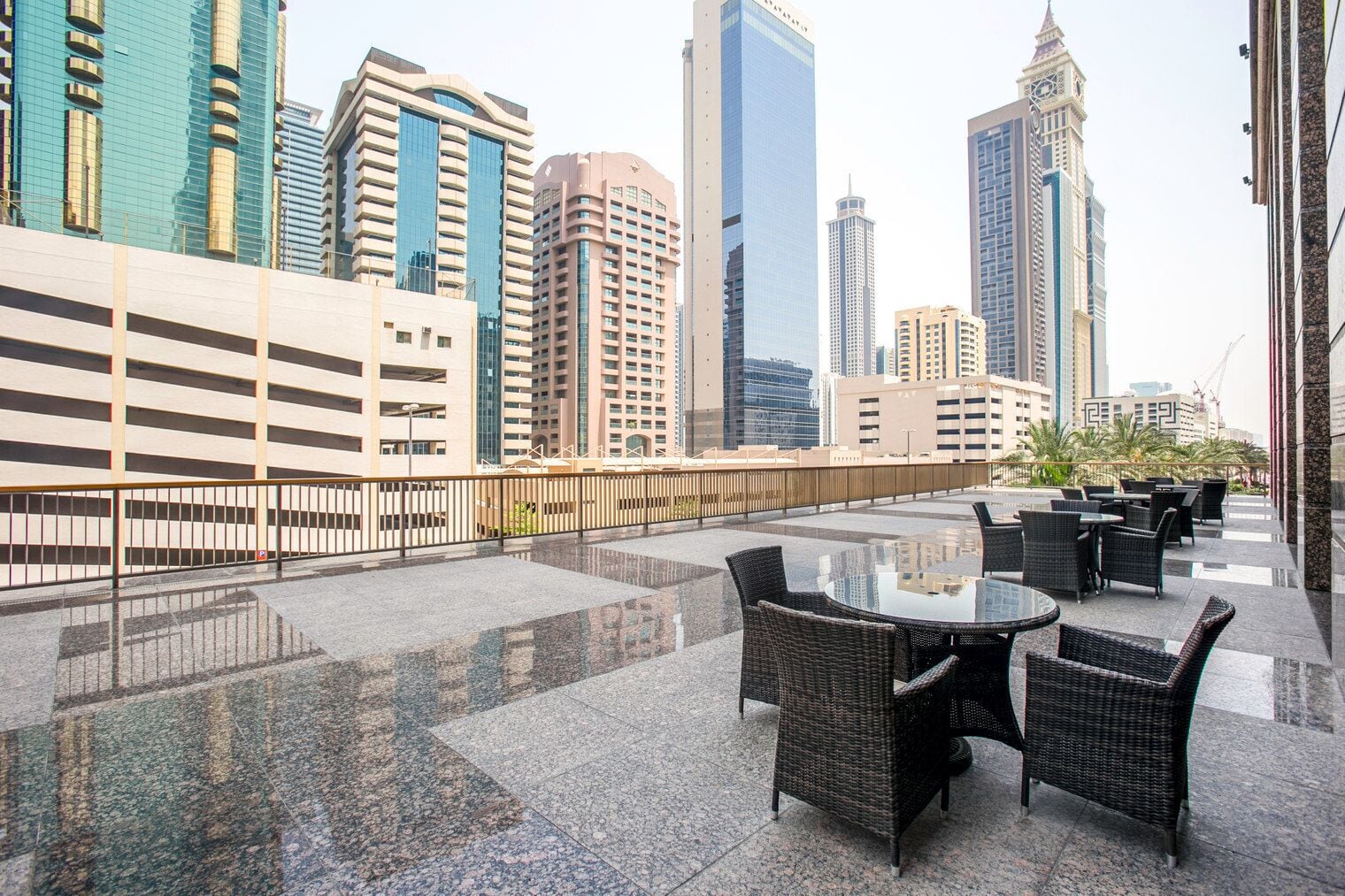 Une terrasse sur le toit, dotée d’un espace extérieur aménagé et offrant une vue panoramique sur la ville.
