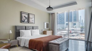 A modern hotel room with a large bed, a view of the cityscape, and a city skyline visible through the window. - Blueground | DIFC, pool, nr Dubai Mall (Dubai)