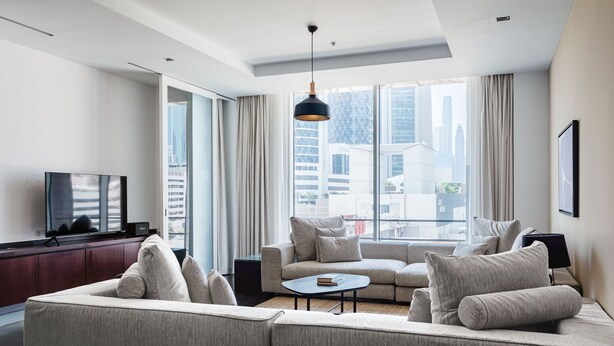 A modern living room with a sofa set, a coffee table, and a TV. - Blueground | DIFC, pool, nr Dubai Mall (Dubai)