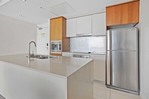 14th Floor 1 Bedroom Ocean View Aparment | Cocina privada | Tetera eléctrica, tostadora, artículos de limpieza y congelador 