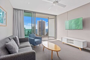 10th Floor 1 Bedroom Ocean View Apartment | Salle de séjour | TV connectée de 45 pouces avec chaînes par câble