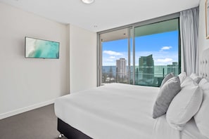 10th Floor 1 Bedroom Ocean View Apartment | 1 chambre, ameublement unique, fer et planche à repasser