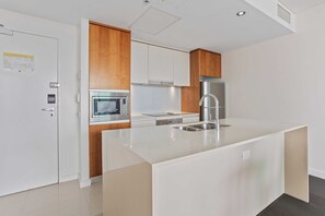 10th Floor 1 Bedroom Ocean View Apartment | Cuisine privée | Bouilloire électrique, grille-pain, produits de nettoyage, congélateur