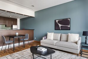 TV, stereo - Blueground | DIFC, pool, nr Burj Khalifa (Dubai)