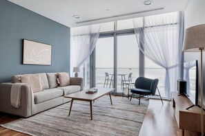 TV, stereo - Blueground | DIFC, pool, nr Dubai Mall (Dubai)