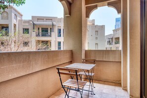 Outdoor dining - Blueground | Old Town, pool, nr City Park (Dubai)