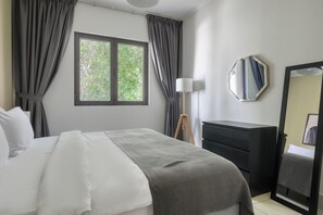 Iron/ironing board, WiFi, bed sheets - Blueground | Old Town, pool, nr City Park (Dubai)