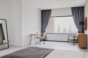 Iron/ironing board, WiFi, bed sheets - Blueground | DIFC, pool, nr Dubai Fountain (Dubai)