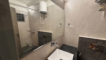 Shower, rainfall showerhead, free toiletries, slippers