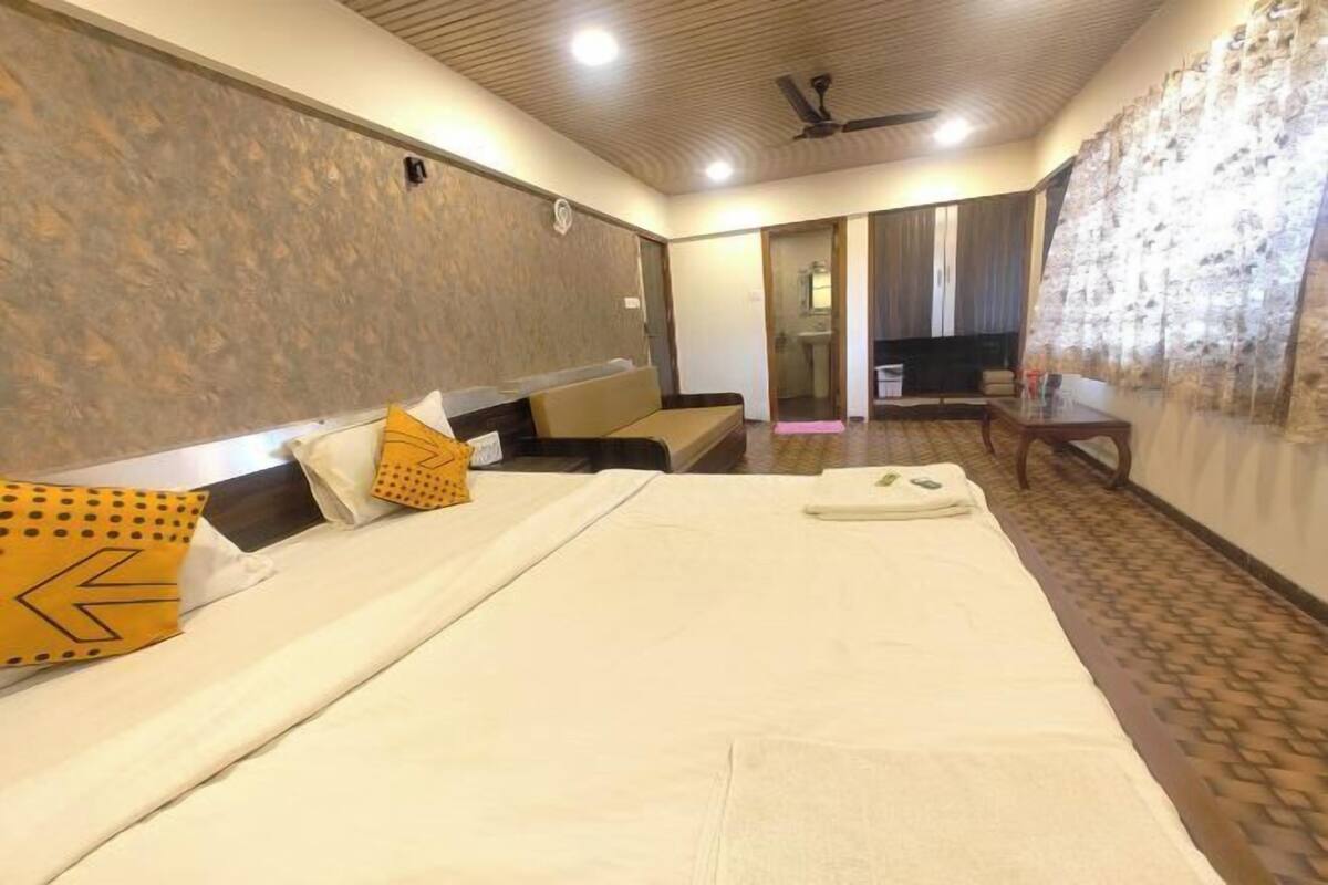Escritorio, wifi gratis y ropa de cama