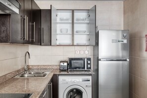 Kjøleskap, mikrobølgeovn, ovn og kokeplater